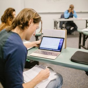 Top des meilleures écoles de commerce pour préparer un Bachelor en alternance