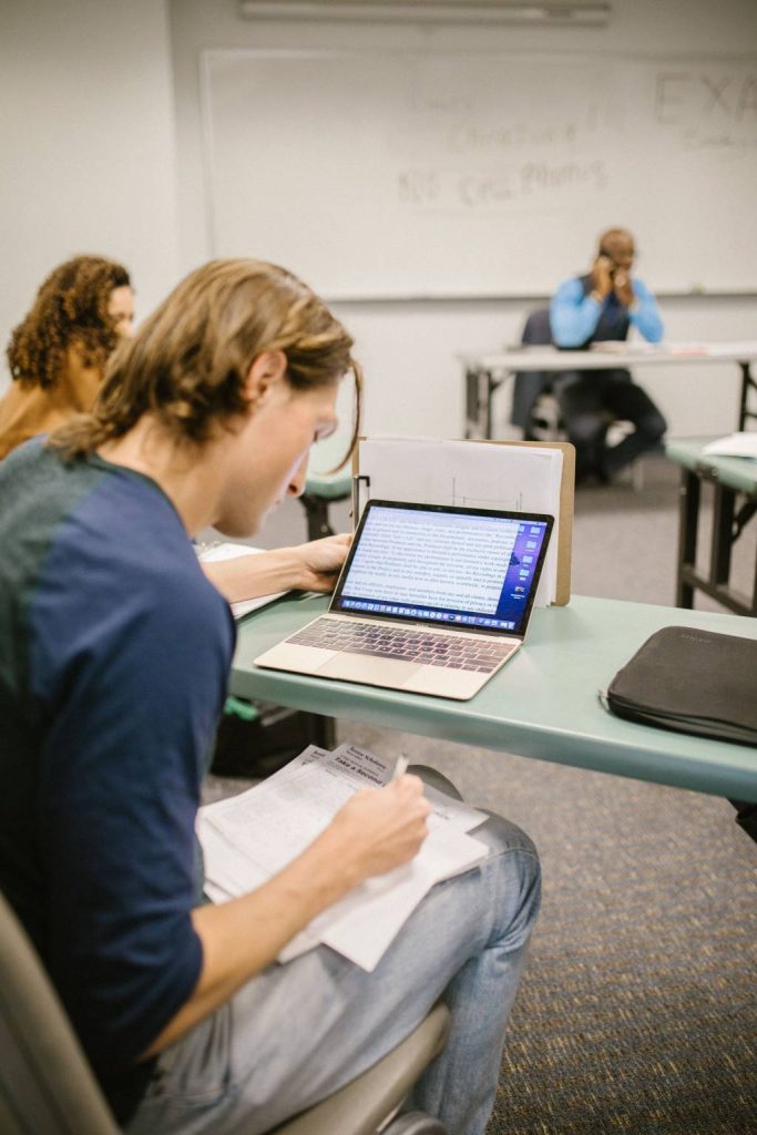 Top des meilleures écoles de commerce pour préparer un Bachelor en alternance